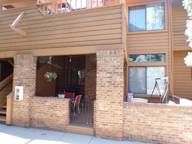 Building Photo - Wind Stream Condos - 3 Bedroom - 2 bathroo...