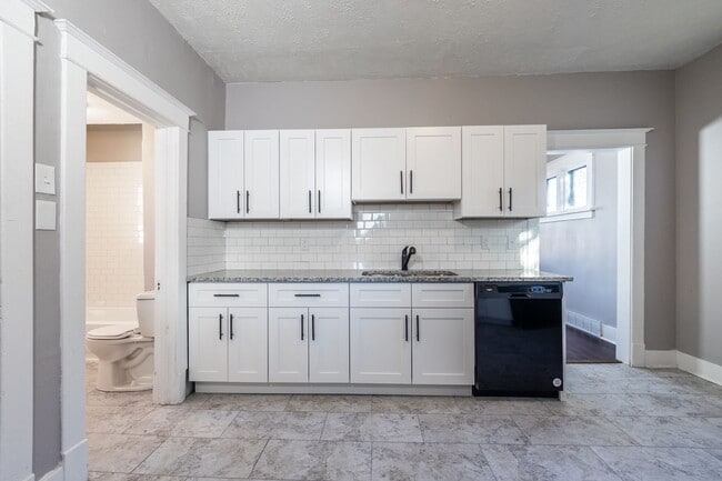 Building Photo - An Adorable 2BD/1BA Home That Has Been Renovated