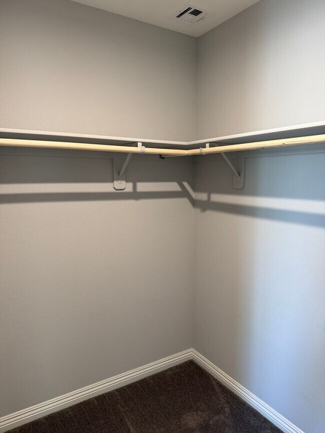 Building Photo - Must See 3 bedroom Townhome