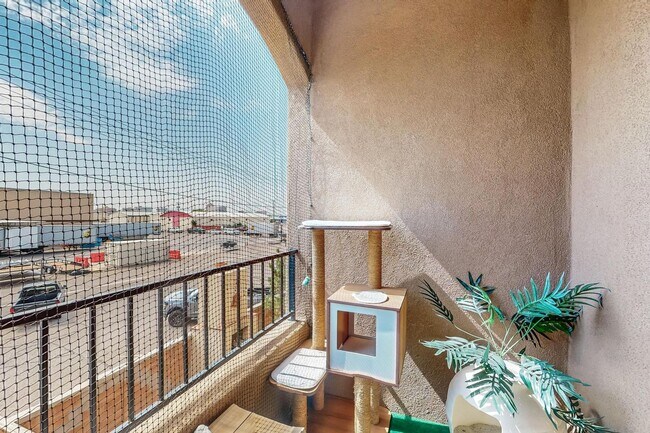 Building Photo - Sawmill District Townhouse 2/BD2/Story 2.5...