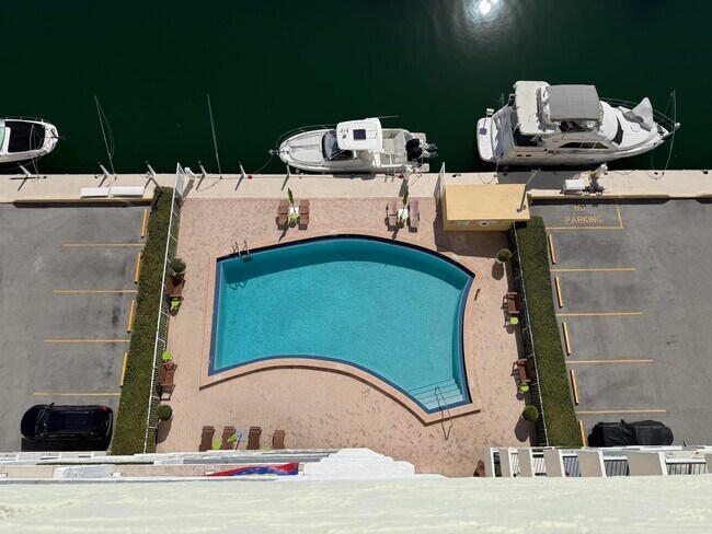 Building Photo - 2000 NE 135th St