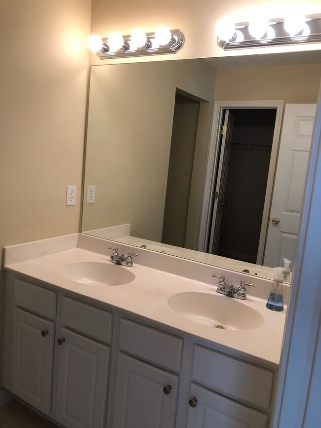 Building Photo - 3 bed/ 3 bath Townhouse