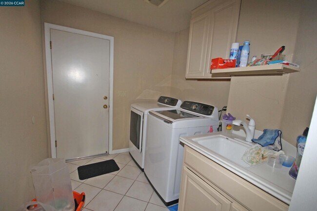 Building Photo - 243 Viewpoint Dr