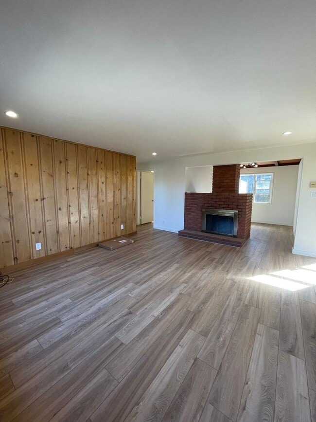 Building Photo - 489 Manzanita Dr