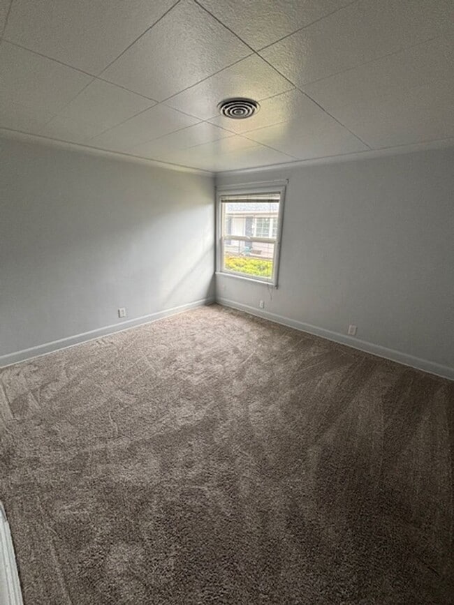 Building Photo - 3 Bedroom Home in Newberg