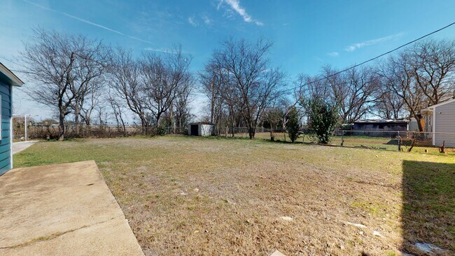 Building Photo - HUGE PRICE IMPROVEMENT $995!!!!