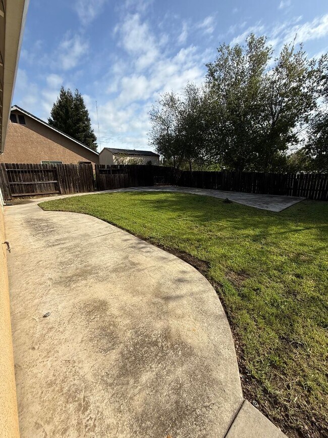 Building Photo - 4 bedroom, 2 bathroom home in Great Neighborhood!