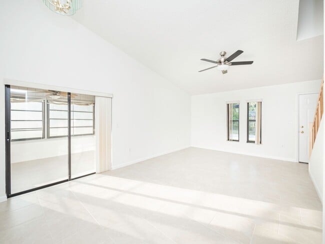 Building Photo - South Lakeland Duplex!