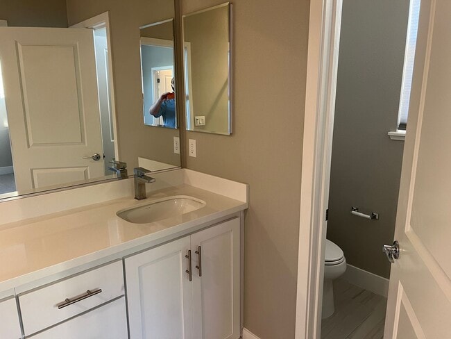 Building Photo - CONTEMPORARY BRIGHT SPACIOUS TOWNHOME WITH...