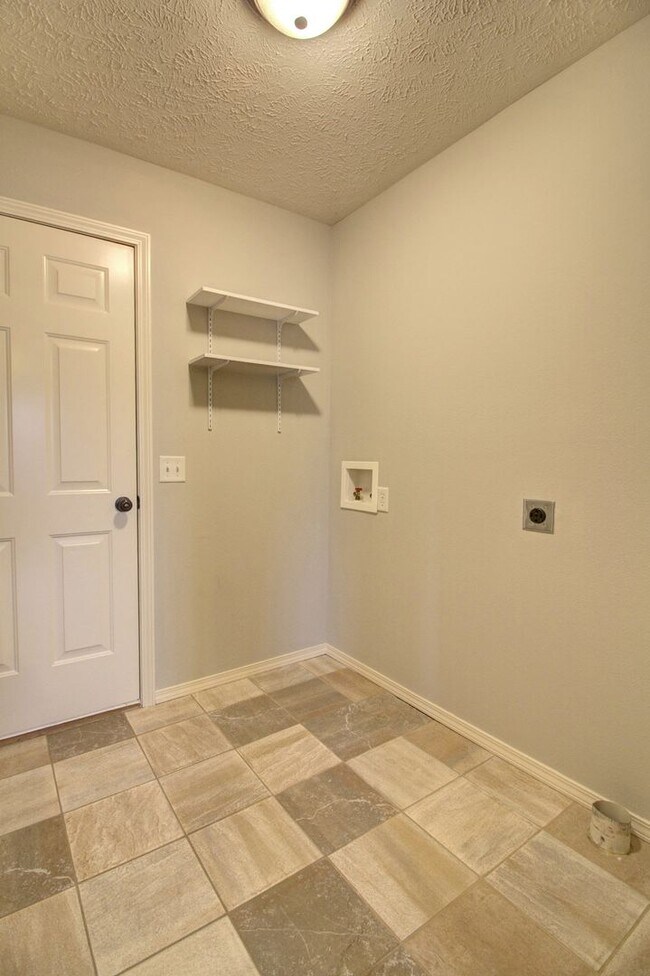 Building Photo - 1094 S Tanner Dr