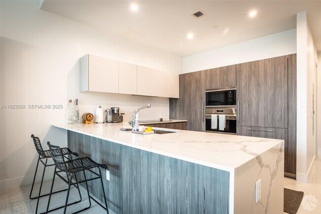 Building Photo - 275 Giralda Ave