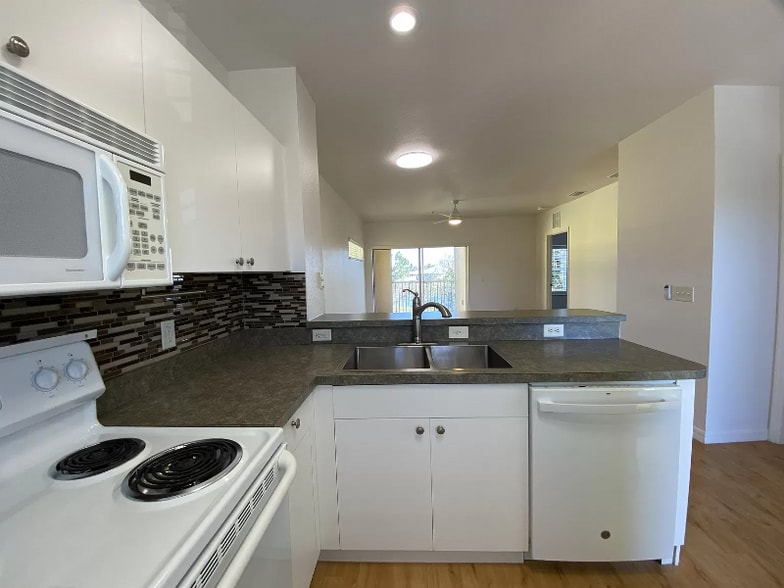 Building Photo - 2060 Willow Hammock Cir