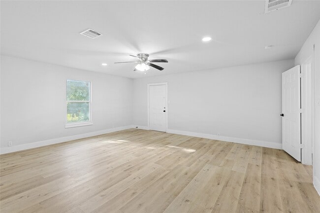 Building Photo - 6714 E Bayou Dr