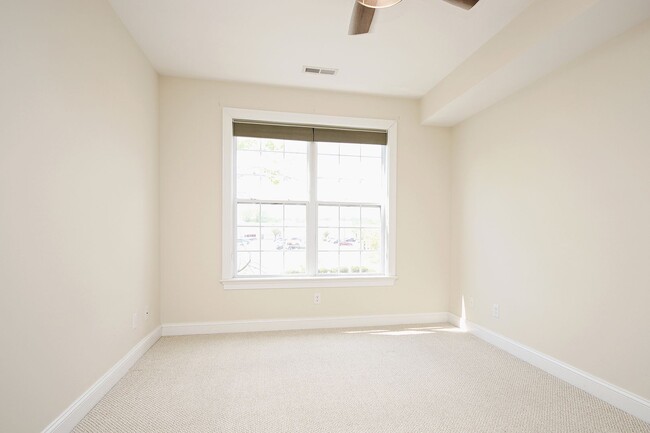 Building Photo - Sunlit Condo With Easy Access to Rt 29