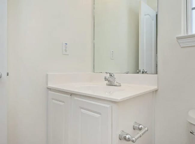 Building Photo - 4 bedroom 2.5 bathroom