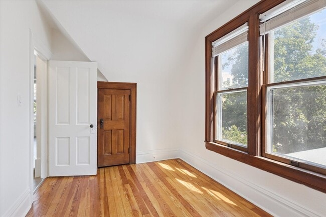Building Photo - Fully Renovated 1 Bedroom 1 Bath Apartment...