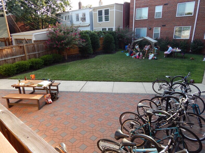 Building Photo - 420 16th St SE