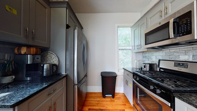 Building Photo - 6 Bedroom Apartment in Science Hill, close to downtown! (Laundry In Unit)