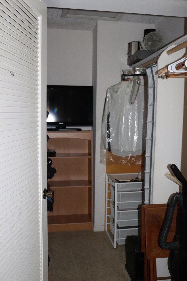 Building Photo - 87 Capri B