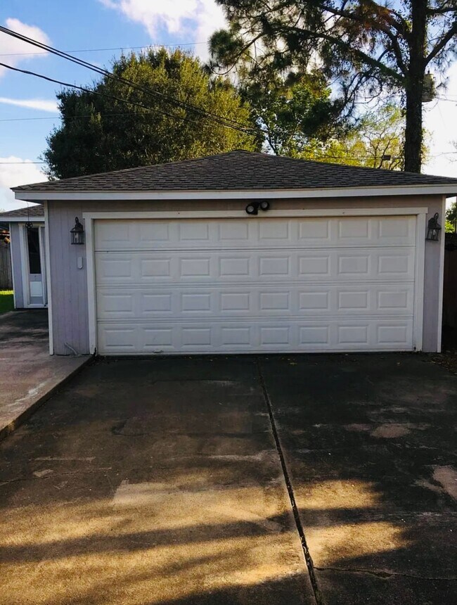 Building Photo - 1308 Hospital Dr