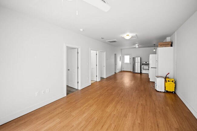 Building Photo - 635 E Azalea Ave