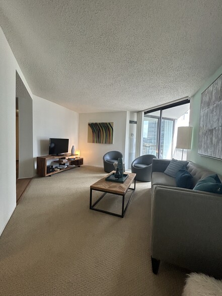Primary Photo - 800 N Dearborn St