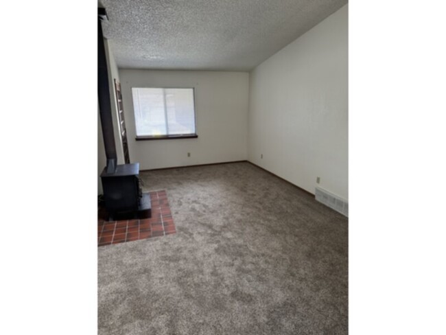 Building Photo - Townhome in the Ridges!  NEW CARPET3590