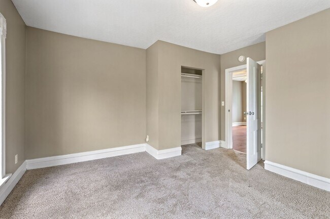 Building Photo - 3BR/1Bath + Office Area Available Sept 12t...
