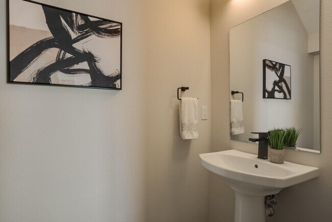 Building Photo - New Townhome in the Far NE Heights