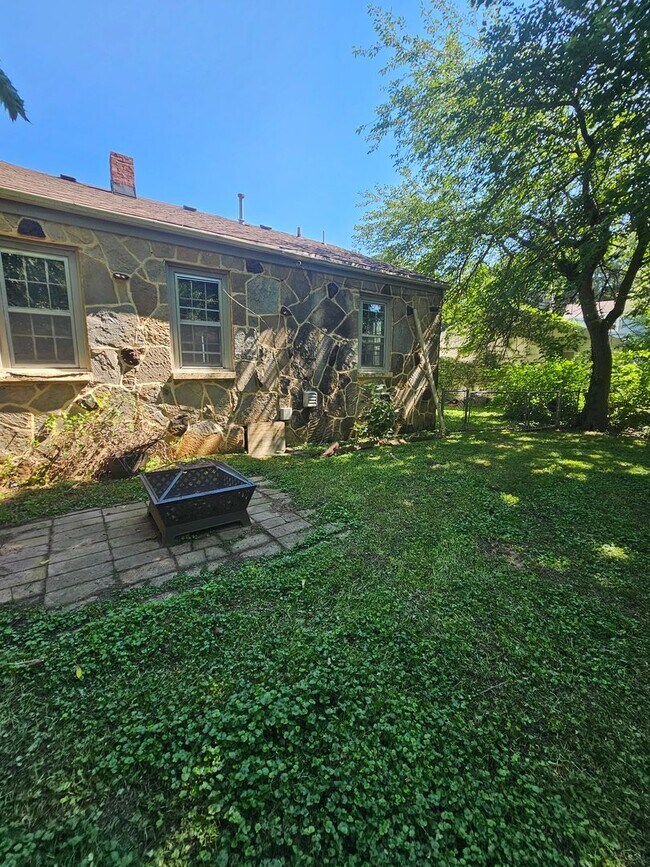Building Photo - 3 bedroom | 1 bathroom | 1 car garage | Close to campuses & Rountree | Pets welcome!