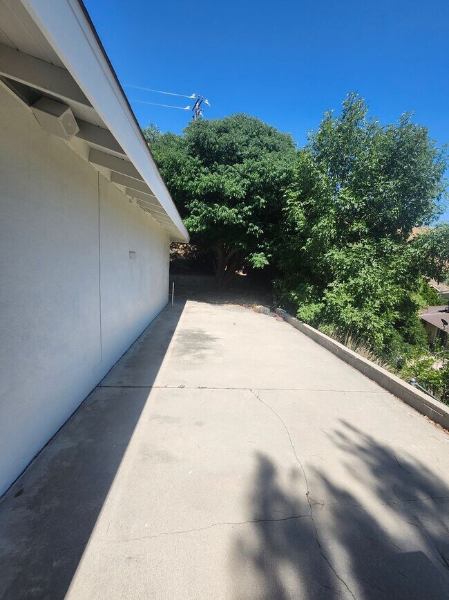 Building Photo - Newly Renovated! Spacious 4-Bed, 2-Bath Ho...