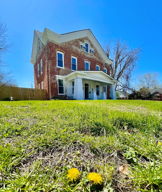 Building Photo - 2630 W Burnett Ave