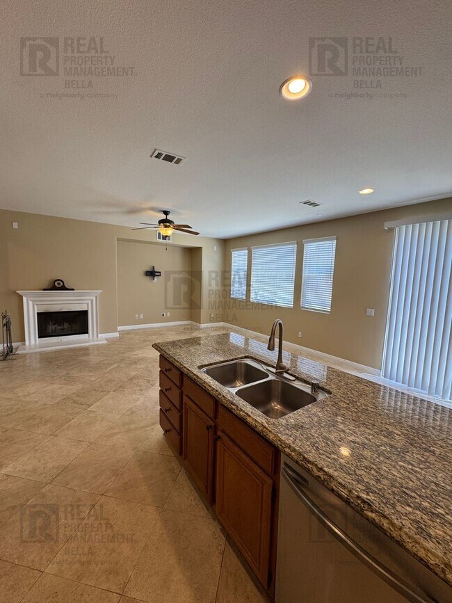 Building Photo - Ideal Layout! 4 Bedroom Home with Main Floor Bed/Bath & Open Loft