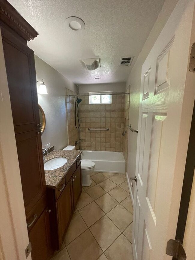 Building Photo - Great 3 Bedrooms 1 Bath home near Lake Chabot