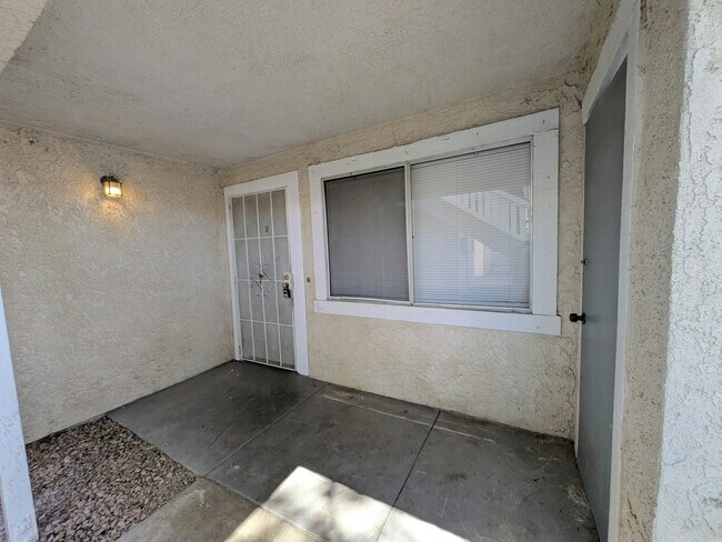 Building Photo - 955 W Devonshire Ave