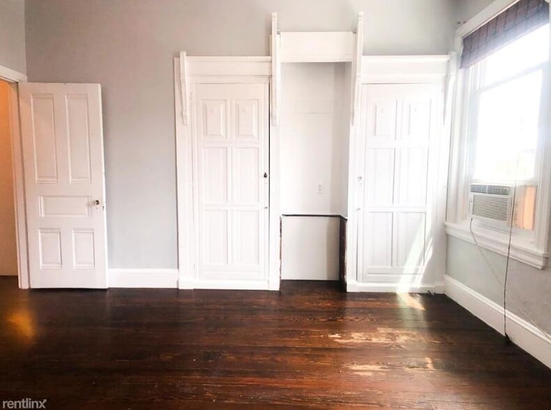 Main Bedroom - 2911 Poplar St