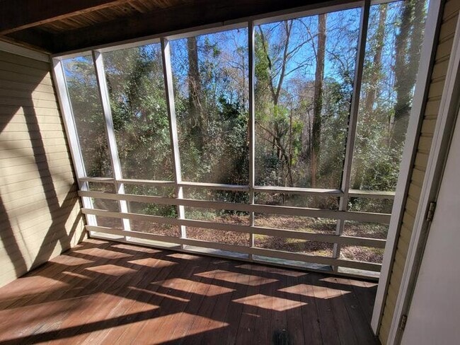Building Photo - Renovated 1 bed 1 bath condo in gated comm...