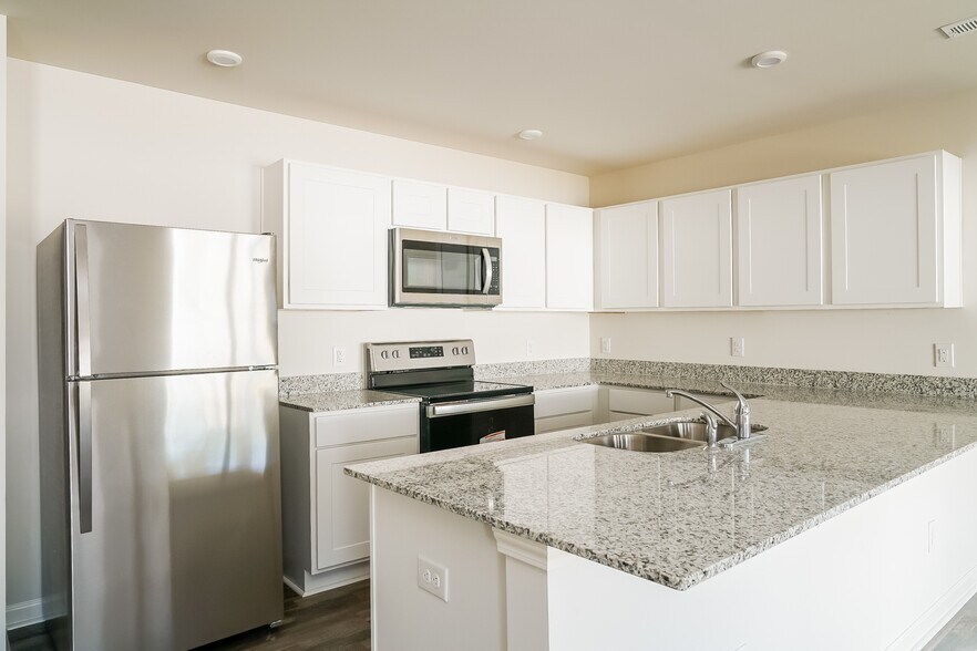 Building Photo - 2575 Provence Dr SE