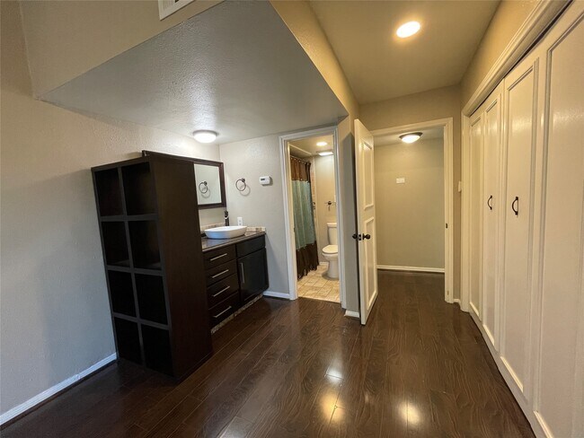 Building Photo - 12315 Glenview Dr