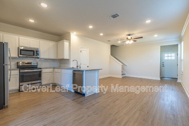 Building Photo - 10351 Lynwood Crk