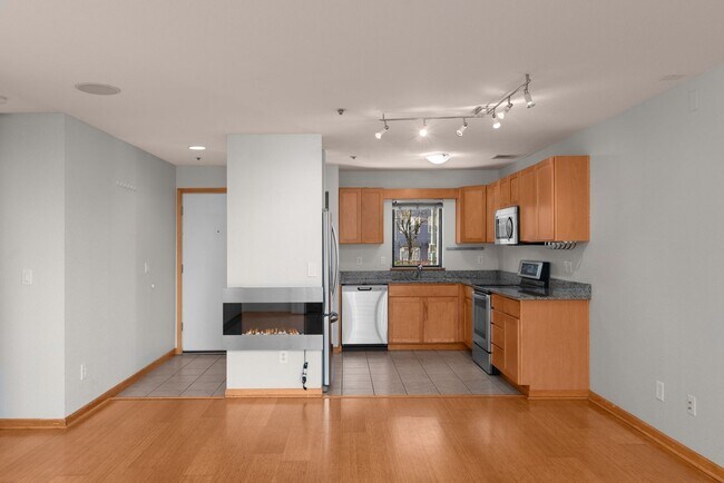 Building Photo - McCormick Pier - 1 bed/1 bath w/new paint/balcony/parking/pool/hot tub/bbq pit