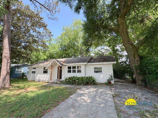 Building Photo - Fully renovated 3 Bedroom Home in Fort Wal...