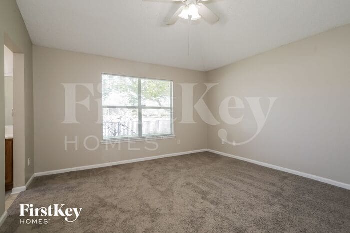 Building Photo - 321 Southlake Dr