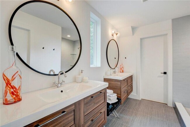 Building Photo - Light and Spacious Modern 3 bedroom