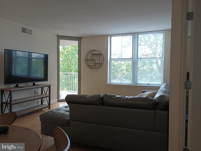 Building Photo - 11800 Sunset Hills Rd