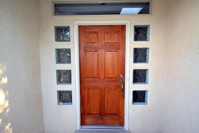 Building Photo - Location, Location!  3 Br, 2 Ba, fireplace in living room, kitchen appliances