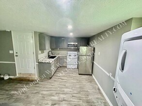 Building Photo - Nice Updated 3 Bed, 1 Bath in KCK-Availabl...
