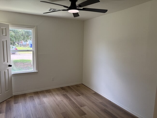 Building Photo - 411 E Showalter Dr