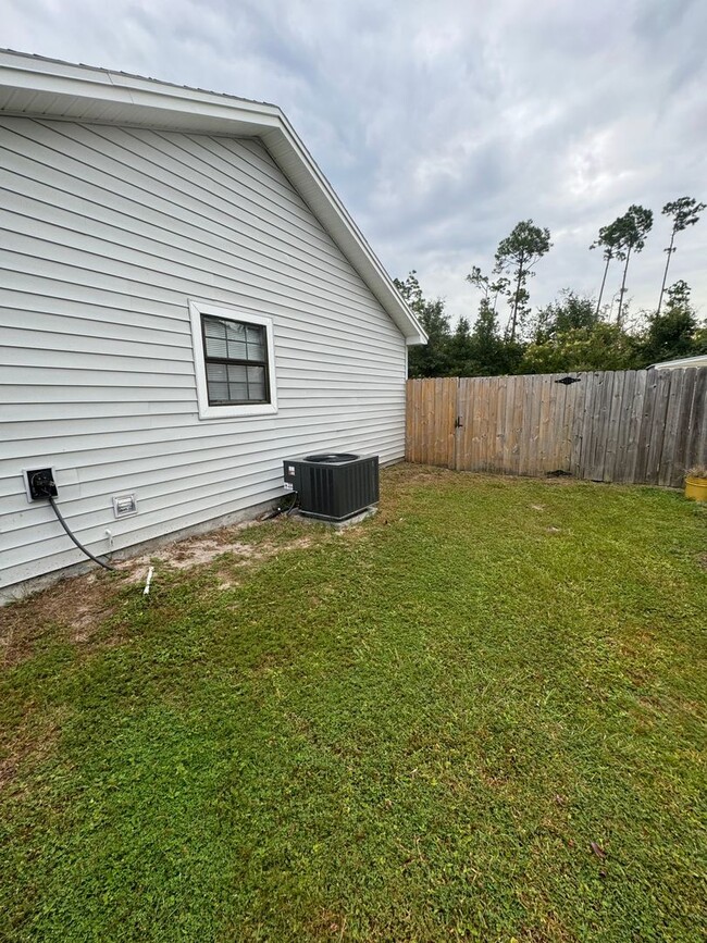 Building Photo - Price Drop! Great 3 Bedroom Home! 25% off ...