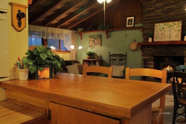 Building Photo - One Level House one mile from town close to hiking trails